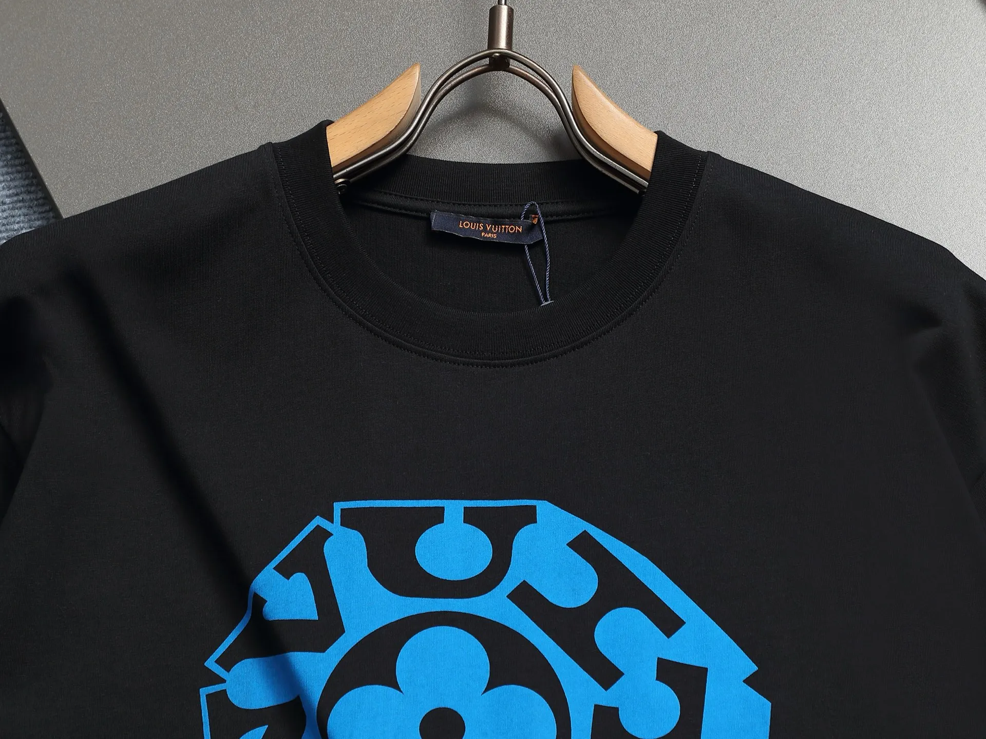 🅿️170 LV Louis Vuitton 25ss spring and summer printed short T series -1v Yayoi Kusama series pumpkin 🎃 pattern round neck short-sleeved T-shirt made of 32-count double yarn pure cotton 240g, washed at high temperature, will not shrink or fade. Comfortable to the touch, super texture❤️ Back-stitched cuff design, yellow back-mark embellishment, and a full set of accessories. A must-have for trendy men and trendy women, the classic drop-shoulder slightly wide version is available exclusively from stock!         ⚠️Only make high quality products, reject junk goods!  -Color: White Black -Size: XS S M L -Crowd: Unisex